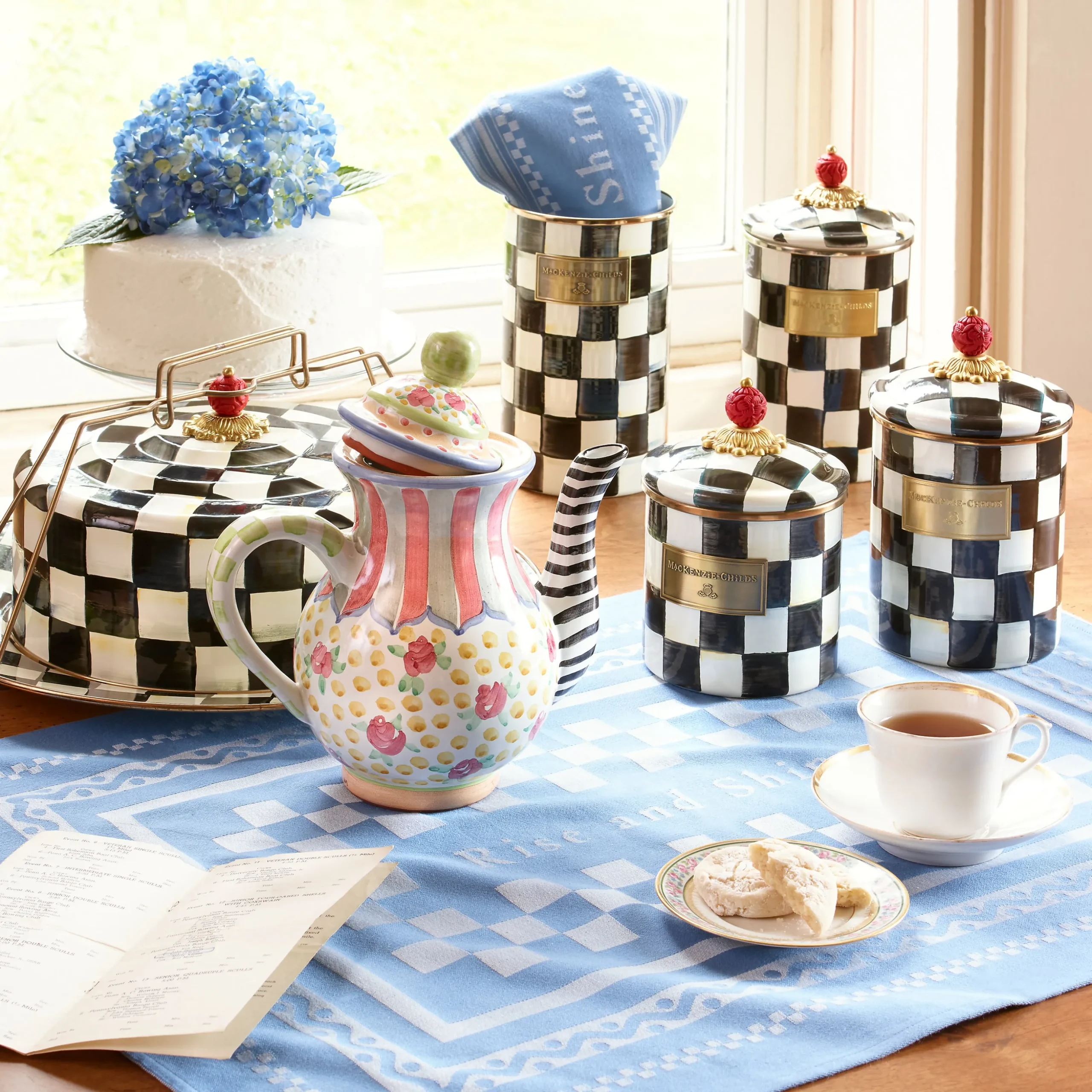 Courtly Check Cake Carrier