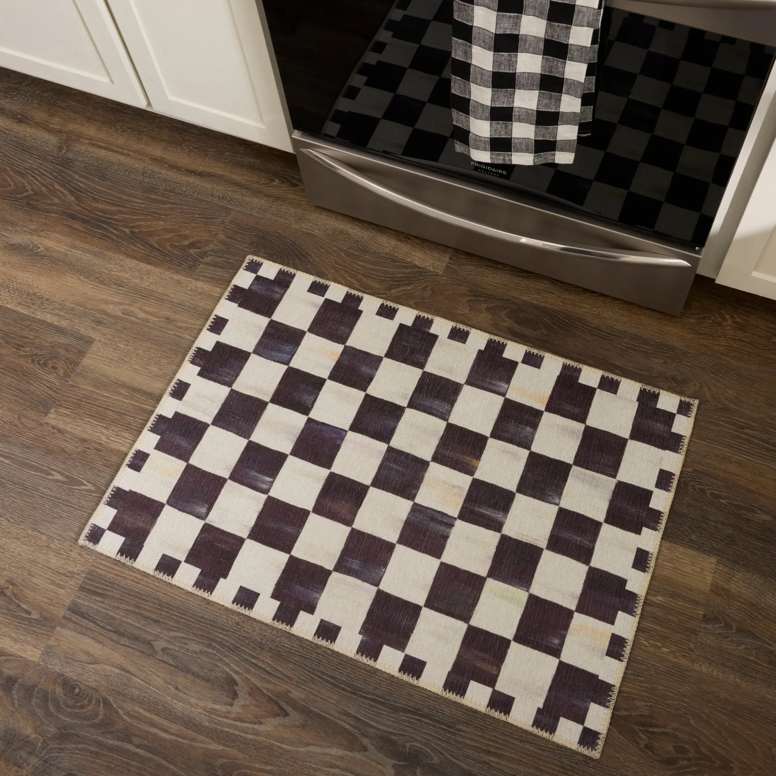 Courtly Checkered 2' x 3' Washable Rug