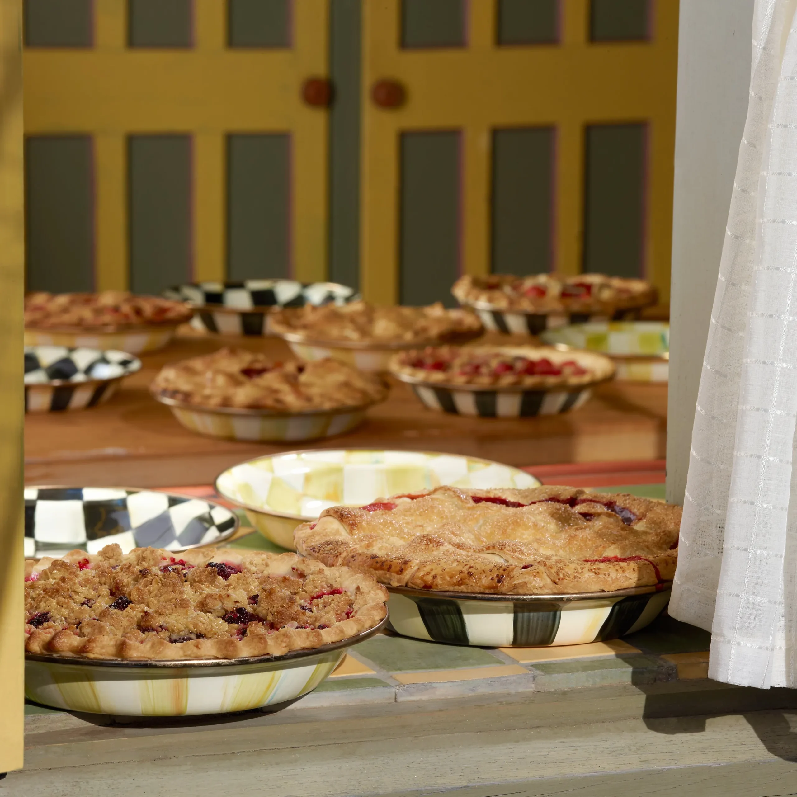 Courtly Check Pie Plate