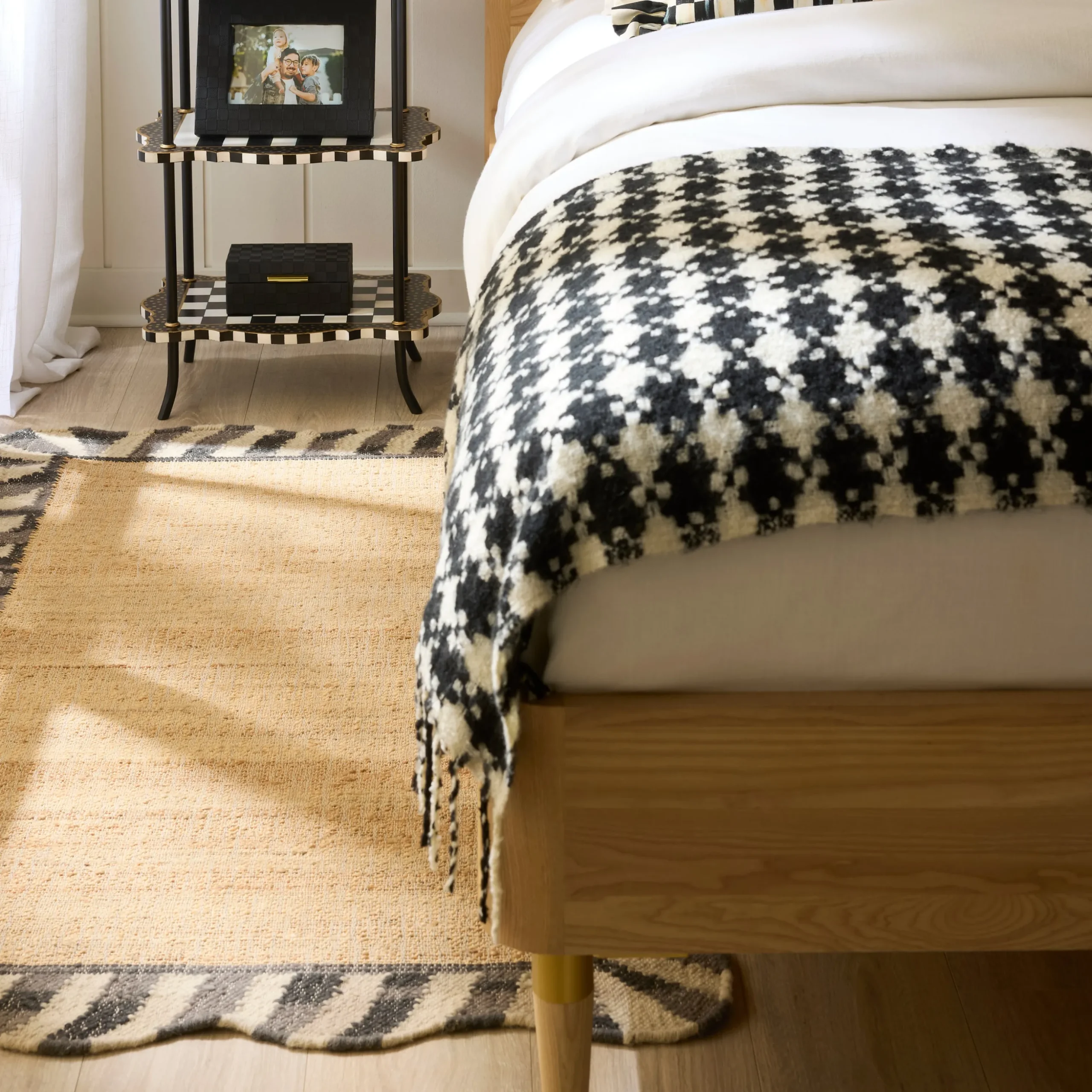 Jute Scalloped Black and White 3' x 5' Rug