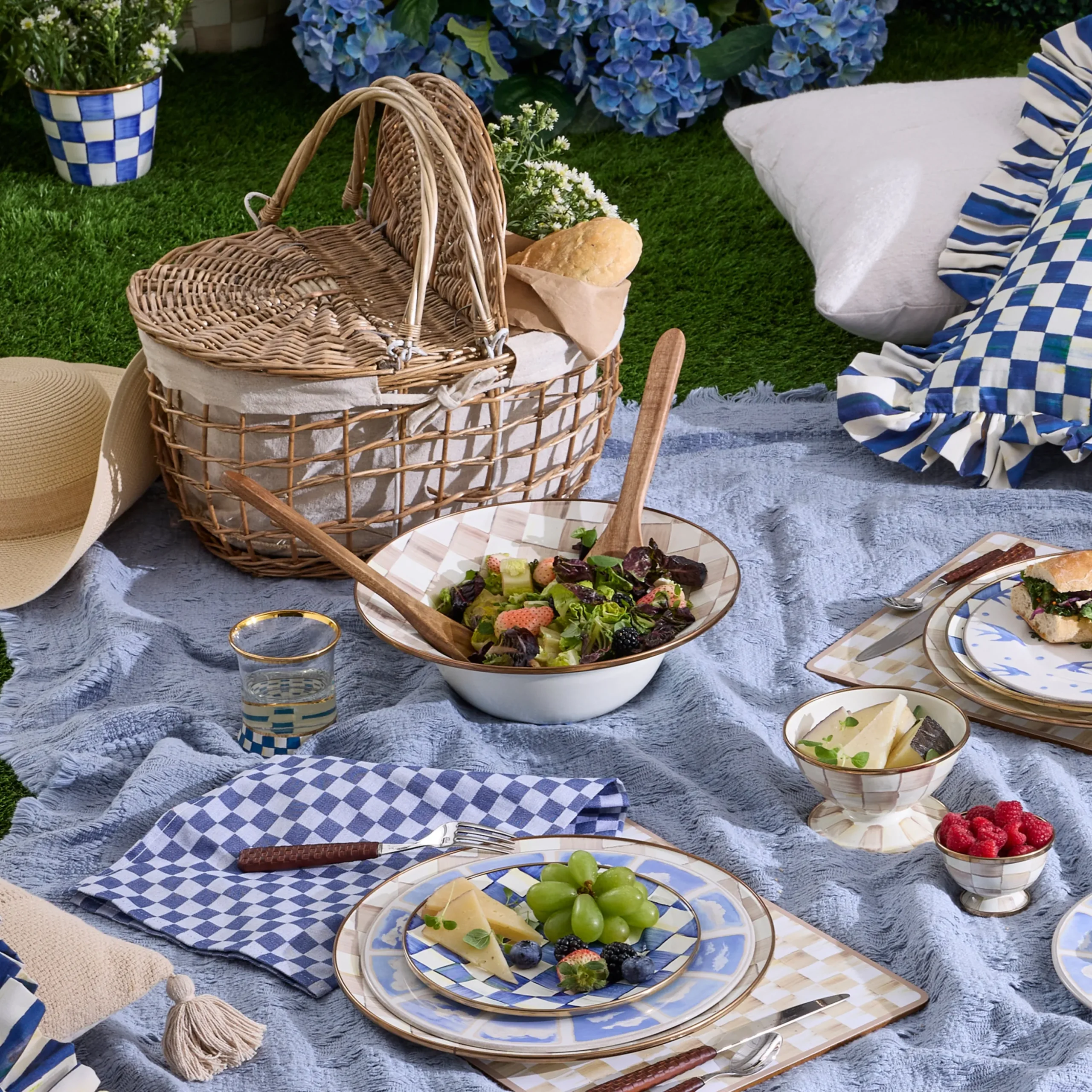 Mocha Check Salad Serving Set
