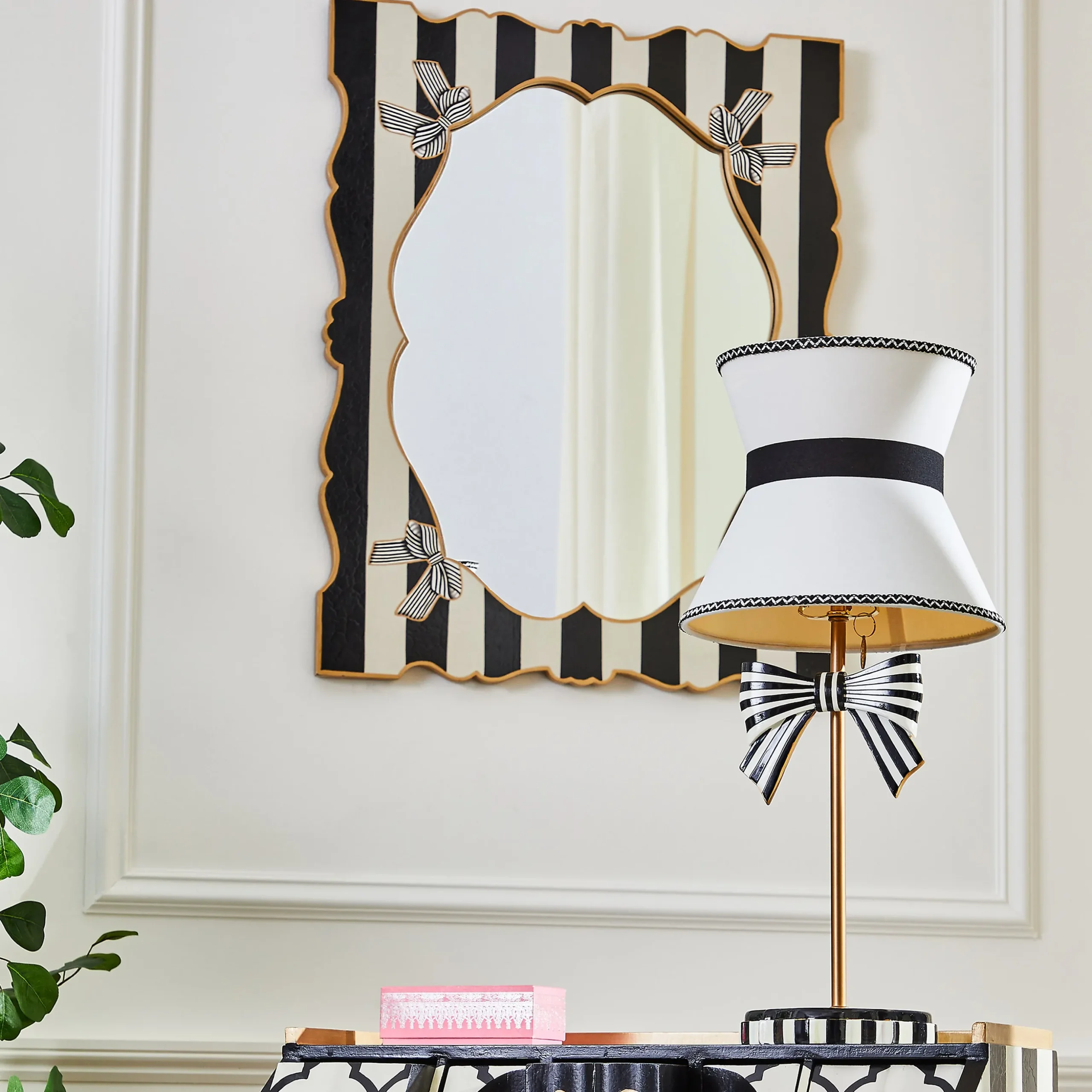 Pretty As A Bow Table Lamp