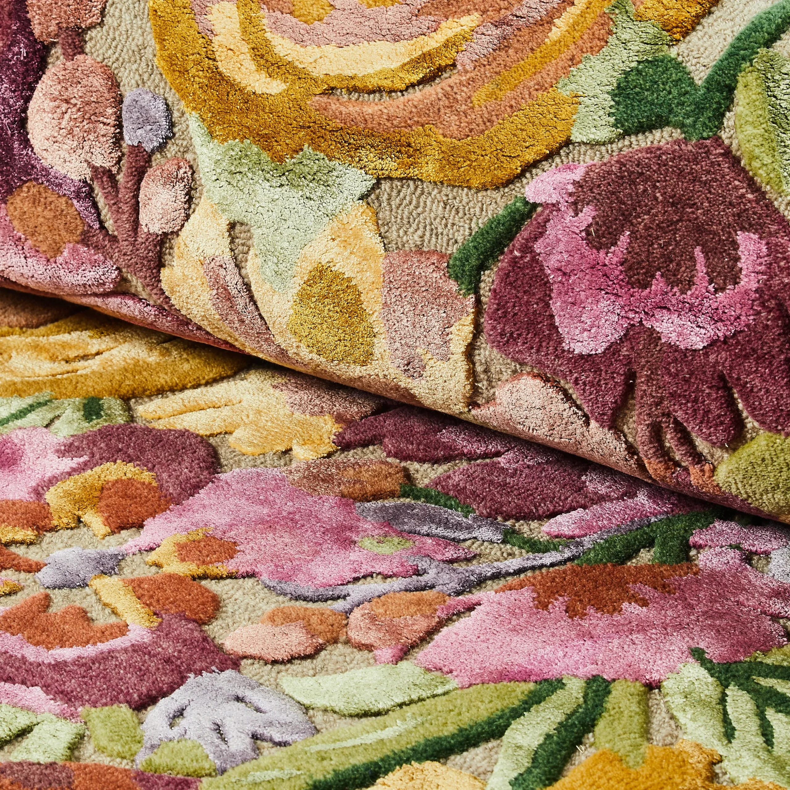 Scalloped Flower Meadow 2'6" x 8' Runner Rug