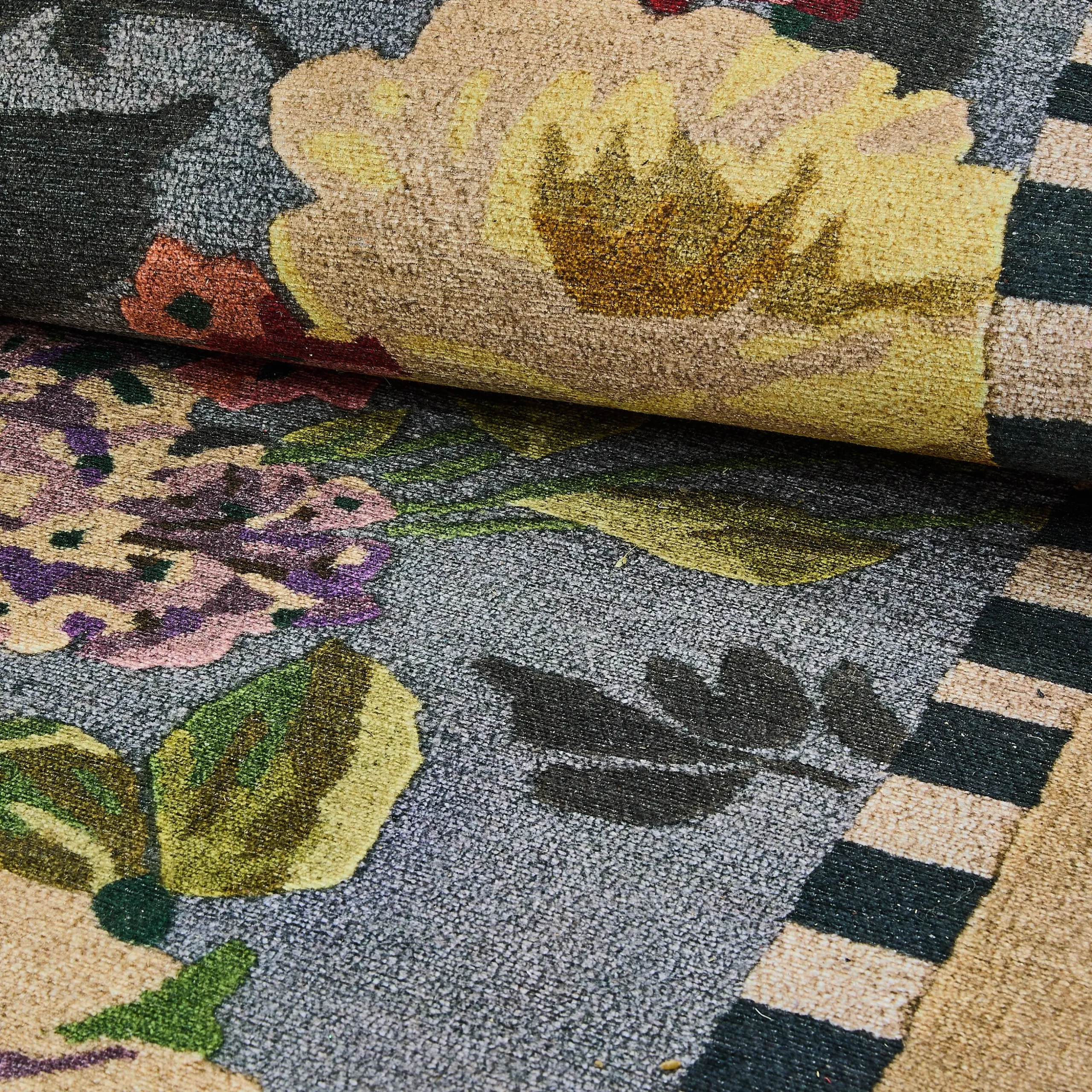 Tudor Rose 2' x 3' Washable Rug